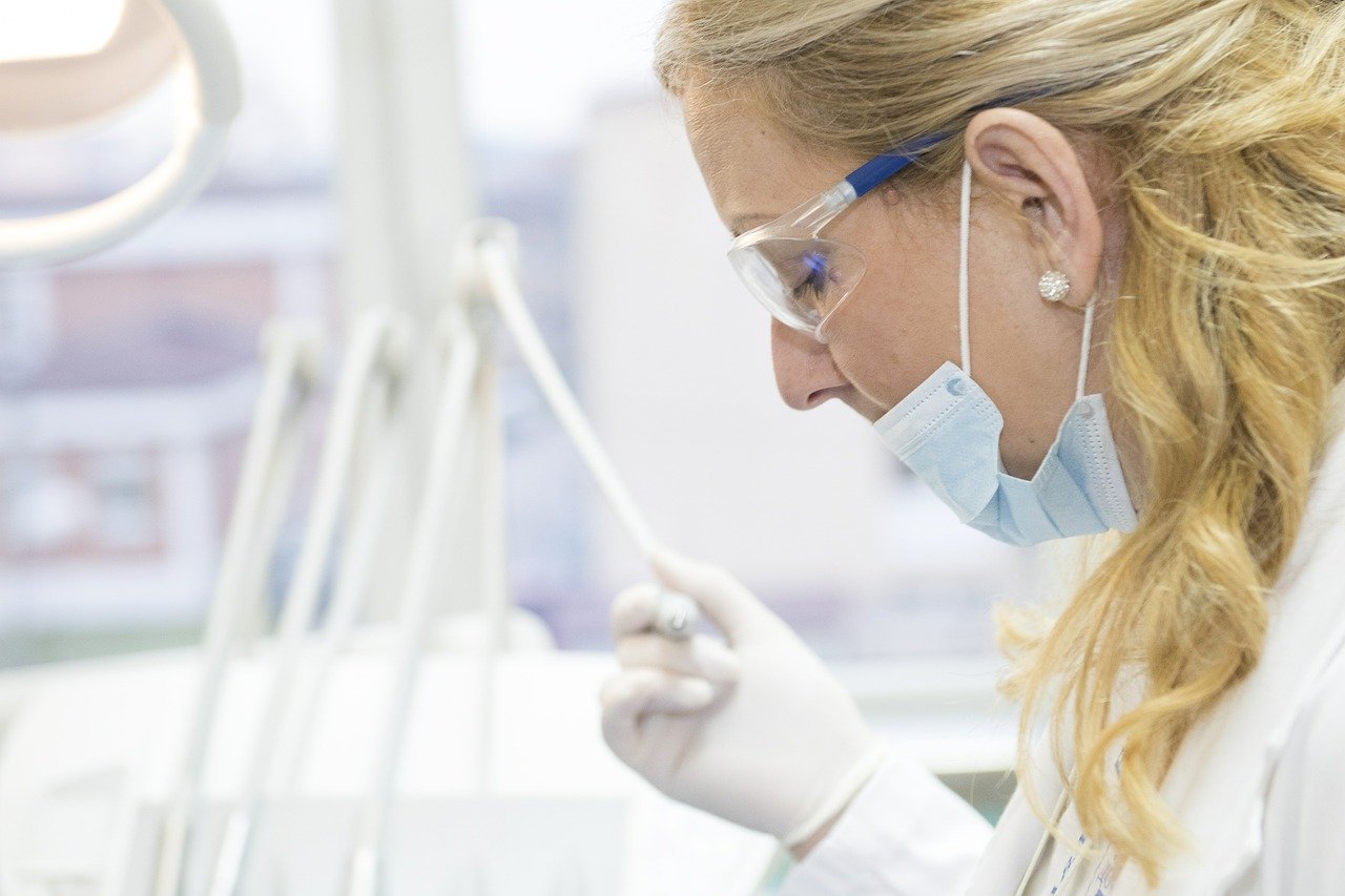 Kobieta naukowiec w maseczce pracująca w laboratorium