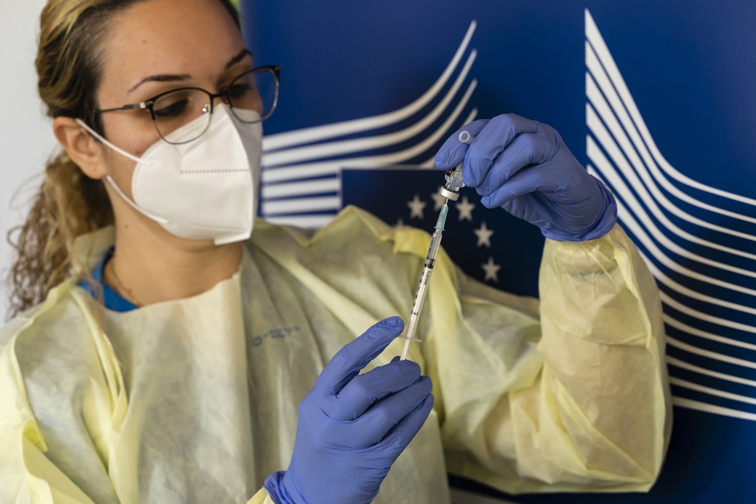 Pielęgniarka napełniająca strzykawkę szczepionką