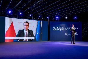 Na zdjęciu ekran z ministrem edukacji i nauki