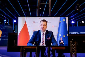 Na zdjęciu ekran z ministrem edukacji i nauki