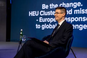 Na zdjęciu moderator sesji na temat klastrów i misji