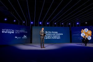 Na zdjęciu prowadzący konferencję