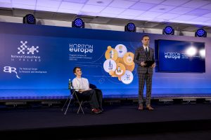 Na zdjęciu prowadzący konferencję i moderatorka sesji na temat Europejskiej Rady Innowacji