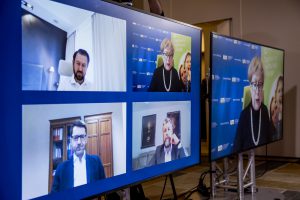 Na zdjęciu ekrany tv z uczestnikami sesji