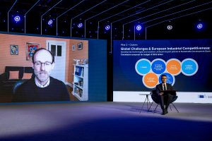 Na zdjęciu moderator i ekran z uczestnikami sesji