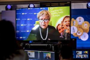 Na zdjęciu ekran tv z uczestniczką sesji