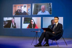 Na zdjęciu moderator sesji na temat klastrów i misji