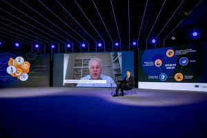 Na zdjęciu moderator sesji na temat klastrów i misji