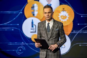 Na zdjęciu prowadzący konferencję