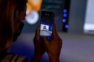 Na zdjęciu osoba robi zdjęcie telefonem komórkowym