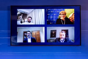 Na zdjęciu ekrany tv z uczestnikami sesji