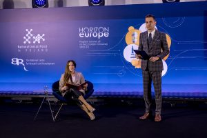 Na zdjęciu prowadzący konferencję i moderatorka sesji Widening i synergie