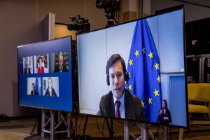 Na zdjęciu ekrany tv z uczestnikami sesji