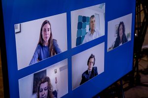 Na zdjęciu ekran telewizyjny z uczestnikami sesji