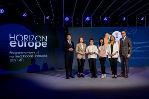 Na zdjęciu prowadzący i moderatorzy konferencji