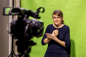 Na zdjęciu tłumaczka języka migowego
