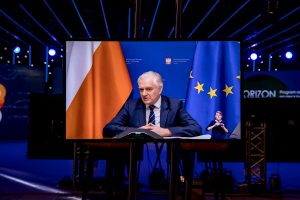 Na zdjęciu ekran tv z ministrem rozwoju, pracy i technologii