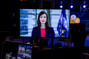 Na zdjęciu ekran tv z unijną komisarz ds. innowacji i badań