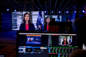 Na zdjęciu ekrany tv z unijną komisarz ds. innowacji i badań