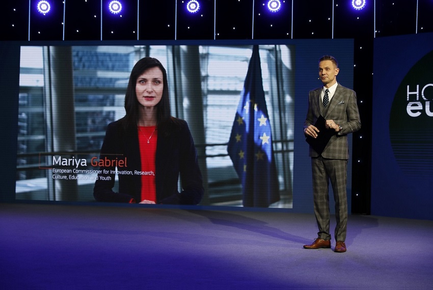 Na zdjęciu komisarz Unii Europejskiej Marija Gabriel i prowadzący konferencję Europa Horyzont Możliwości