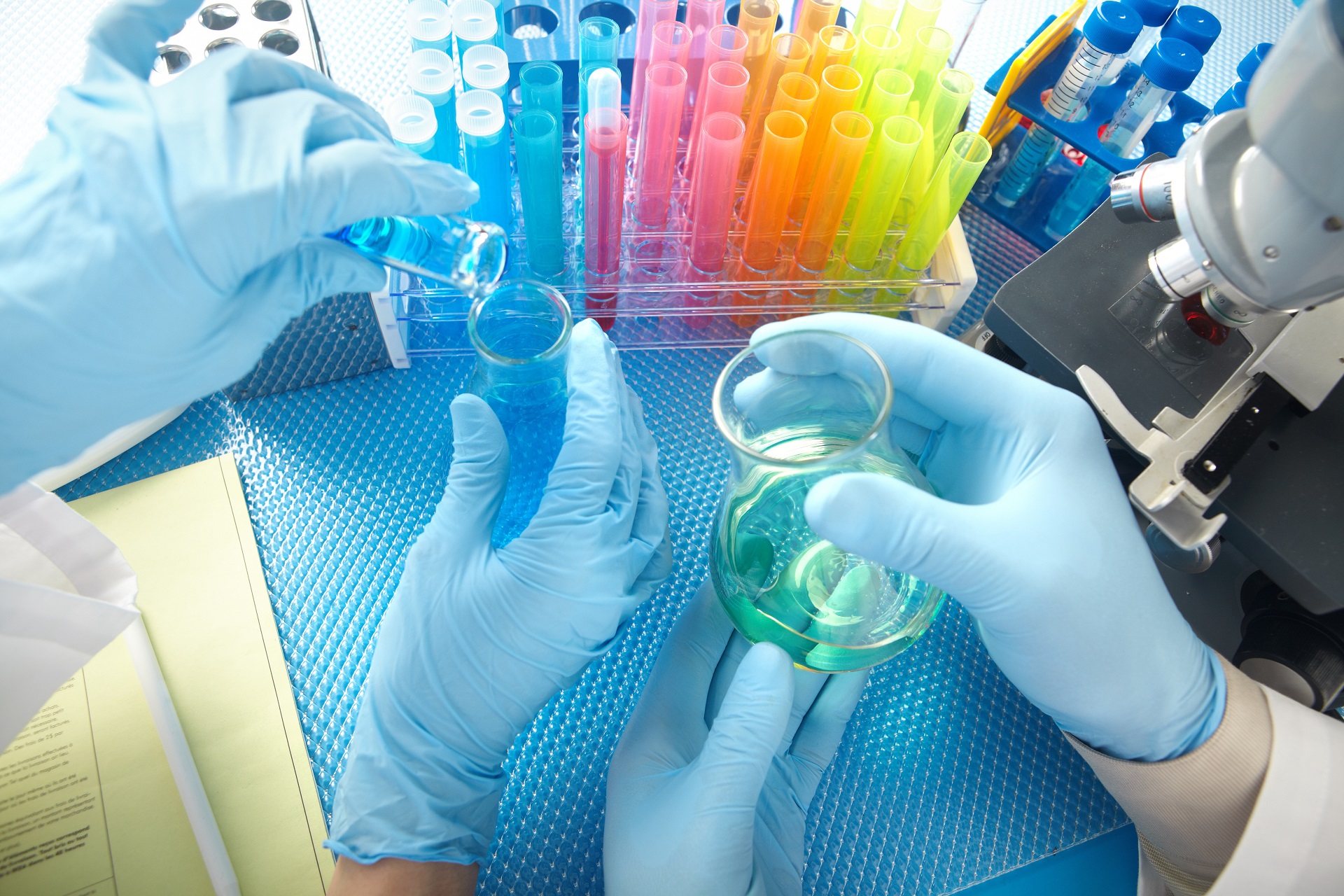 Zespół naukowców w laboratorium z probówkami