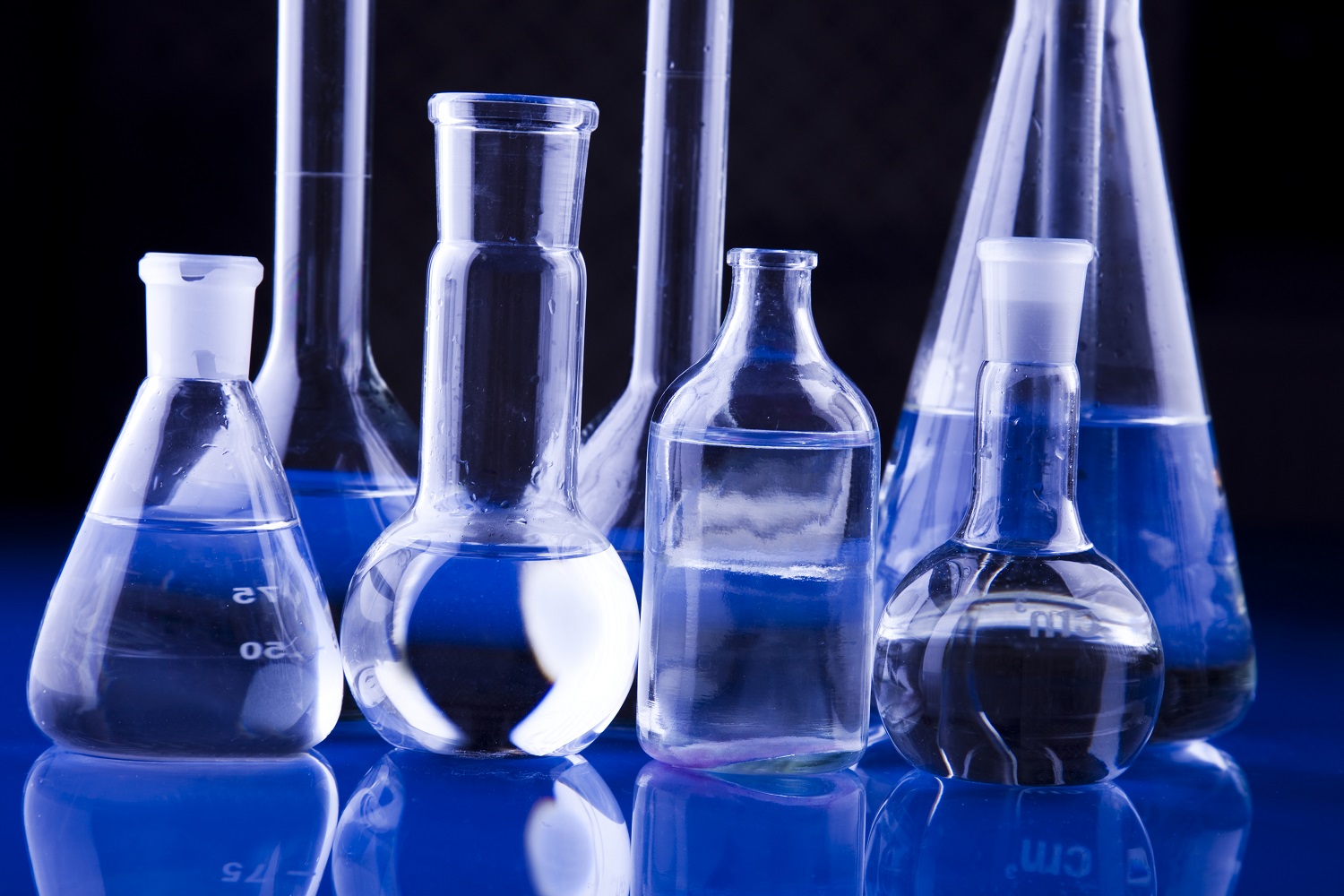 Szkło laboratoryjne wypełnione cieczami