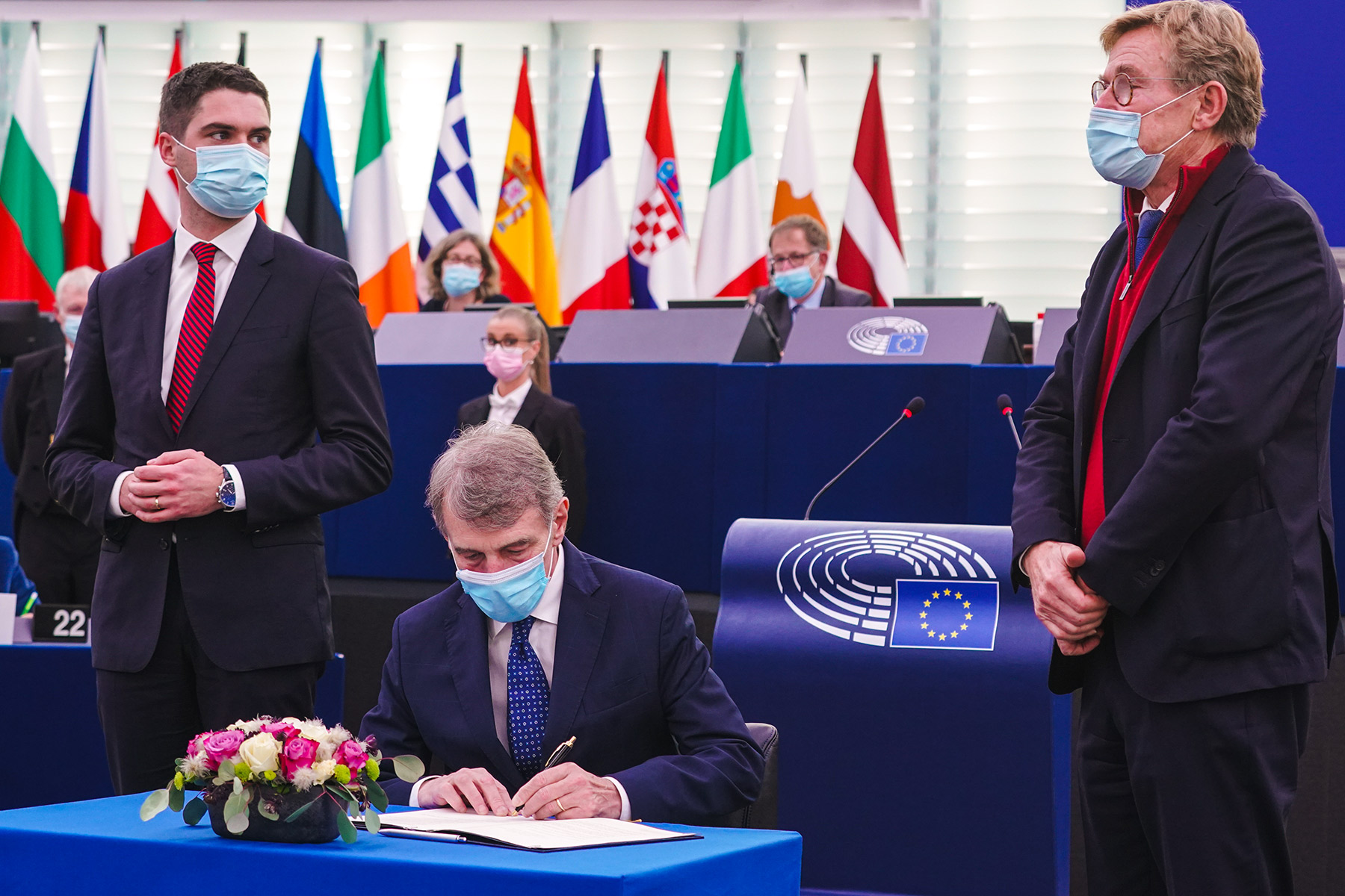 Przewodniczący Parlamentu Europejskiego David Sassoli składa podpis pod dokumentem nt. budżetu Unii Europejskiej na 2022 rok