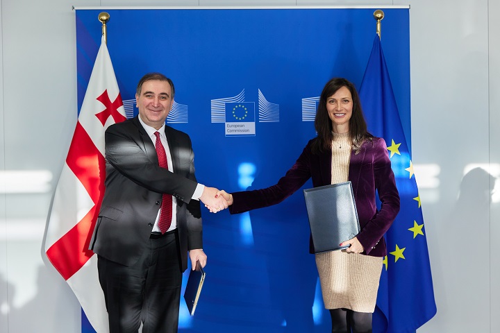 Na zdjęciu: gruziński minister nauki i edukacji Michaił Czchenkeli i unijna komisarz Marija Gabriel ściskają sobie dłonie prezentując podpisaną umowę