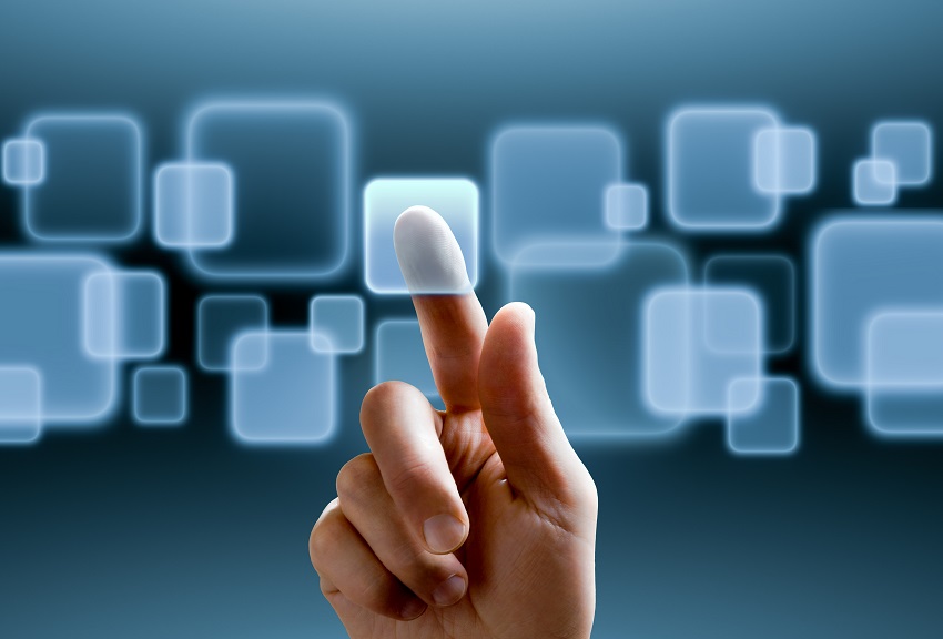 Palec dotykający przycisku na wirtualnym ekranie