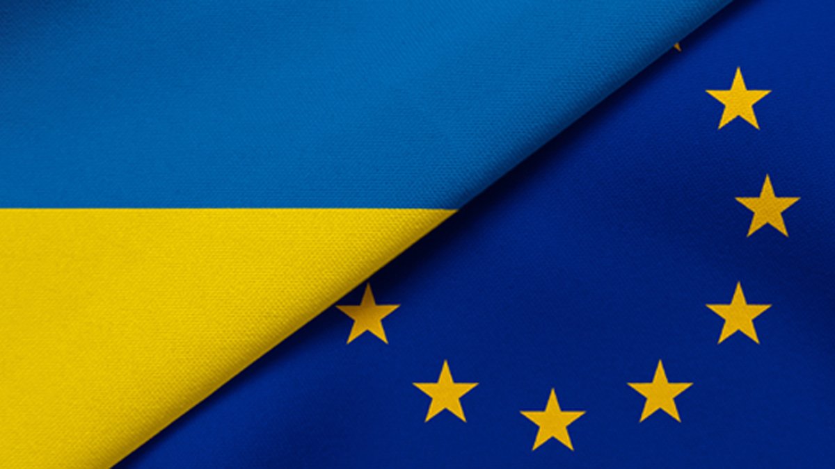 Niebiesko-żółta flaga Ukrainy oraz flaga Unii Europejskiej - granatowa z żółtymi gwiazdkami ułożonymi w koło