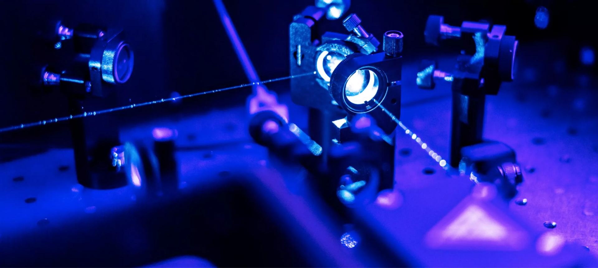 Na zdjęciu elementy lasera optycznego z wiązką światła