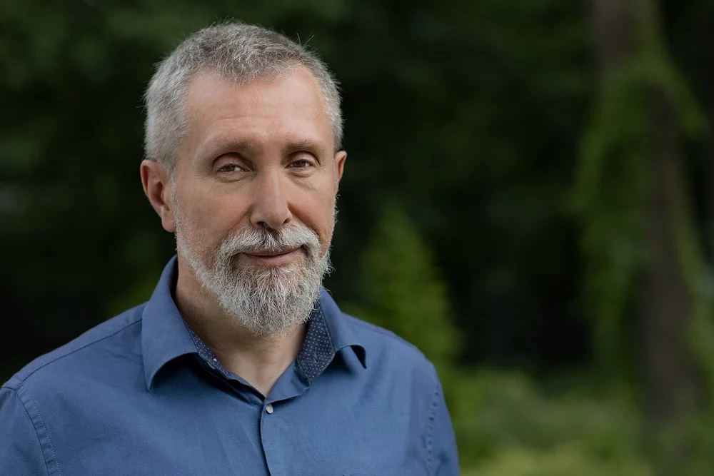 Mężczyzna w niebieskiej koszuli