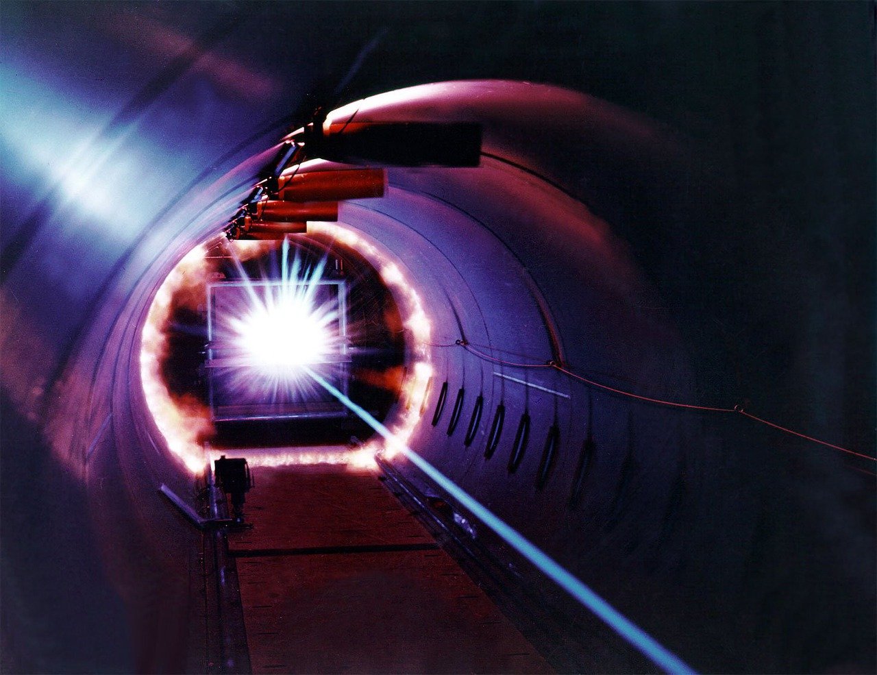 Światło lasera przechodzi przez tunel i odbija się na umieszczonej na końcu płytce