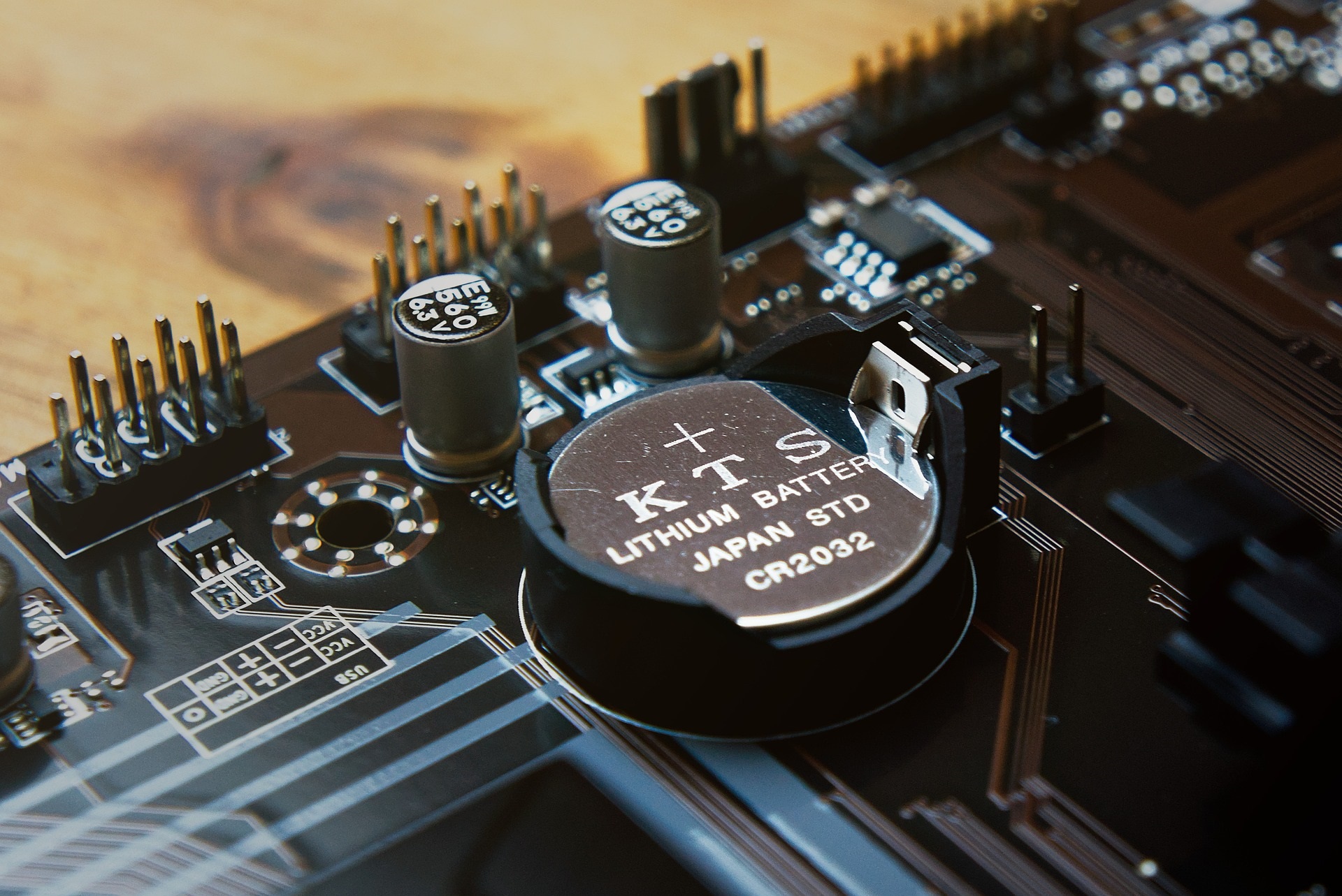 Wnętrze urządzenia elektronicznego: układ scalony z płaską baterią